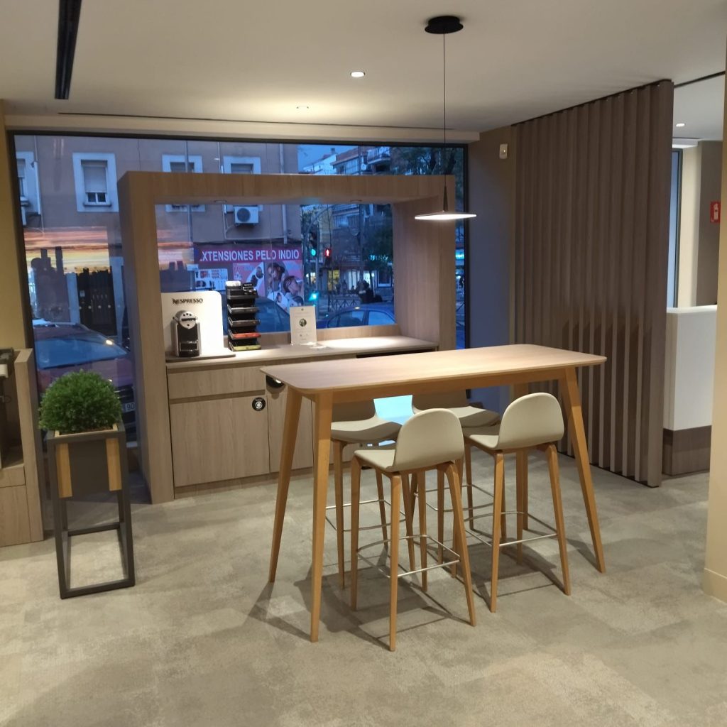 CaixaBank · Av. de Albufera · Fotografía 1
